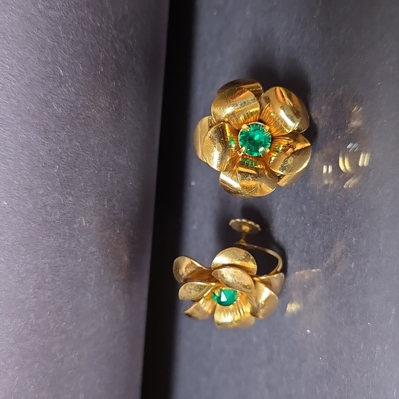 Vintage Gold Tone 3D Flower Earrings with Green Stone - Picture 8 of 17